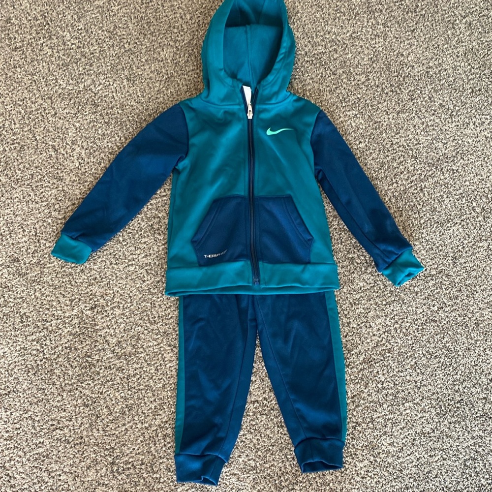 Boys Nike 2 piece set.